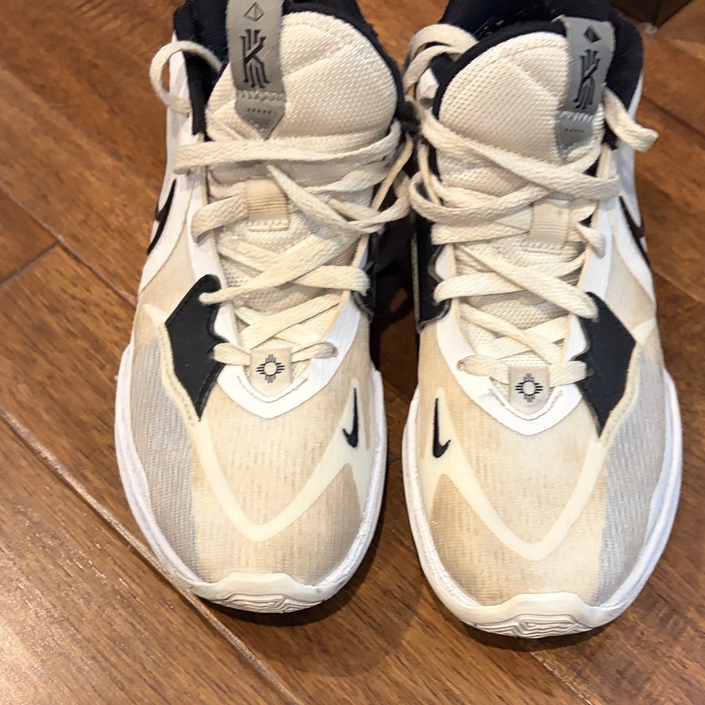 Nike Kyrie size 8